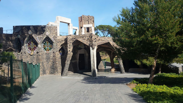 Que ver cerca de Barcelona, imprescindible cerca de Barcelona, Colonia Güell,  Cripta Gaudí, Cripta colonia Güell, Gaudi y Barcelona, modernismo, Gaudi masoneria,