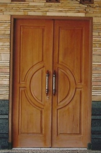 43 Model Pintu Kupu Tarung Kayu Jati Klasik yang Modern 