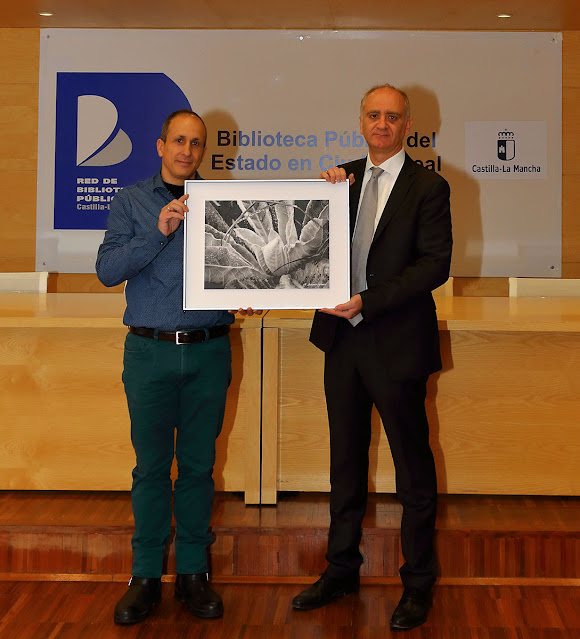 Director de la Biblioteca de Ciudad Real Francisco Javier Alonso y Creatiz J. Antonio Fontal durante la entrega de la obra en permanencia "COROLARIO"