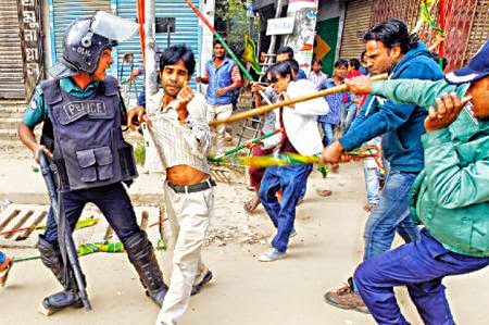 ‘সরকারি অবরোধে’ ভোগান্তি, আজ থেকে বিরোধী​ জোটের লাগাতার অবরোধ- সংঘাতে অশান্ত দেশ, নিহত ৪