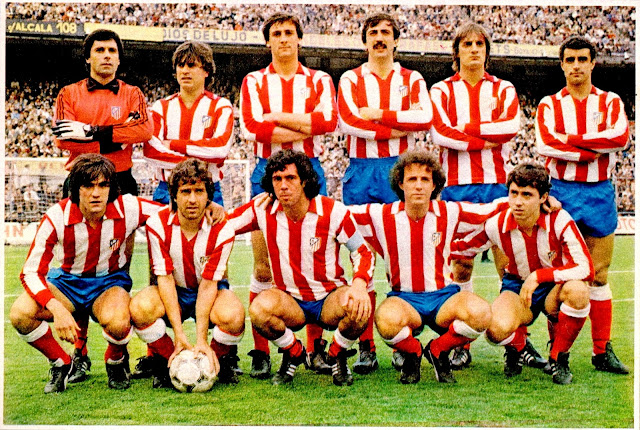 CLUB ATLÉTICO DE MADRID. Temporada 1980-81. Aguinaga, Marcelino, Ruiz, Arteche, Balbino, Quique Ramos. Marcos, Robi, Rubén Cano, Dirceu y Rubio. CLUB ATLÉTICO DE MADRID 1 REAL ZARAGOZA C. D. 2. Domingo, 05/04/1981. Campeonato de Liga de 1ª División, jornada 31. Madrid, estadio Vicente Calderón. Árbitro: Manuel Álvarez Margüenda, colegio andaluz. Entrenadores: Atlético de Madrid: José Luis García Traid; Real Zaragoza: Leo Beenhakker. Clasificación Liga: Atlético de Madrid: 42 puntos, 3er. puesto; Real Zaragoza: 29 puntos, 14º puesto. GOLES: 1-0: 10’, Ruiz. 1-1: 72’, Pichi Alonso, de penalti. 1-2: 86’, Valdano.