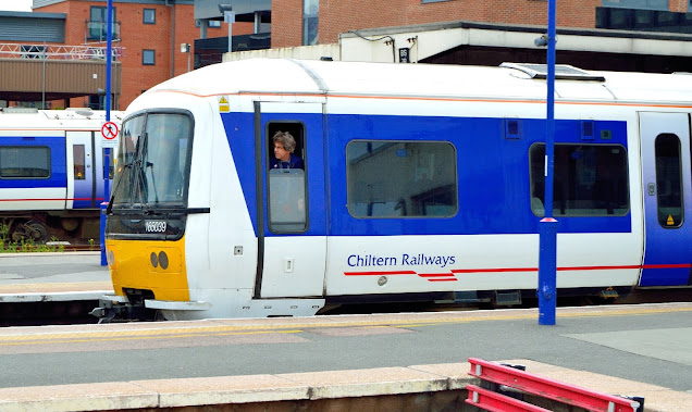 Photo of chiltern railways Class 165039 diesel multiple unit train in blue and white livery at Banbury 2014
