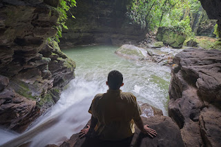 Turista descansando tranquilamente, disfrutando la vista impresionante del encañonado de Cotundo y su piscina natural en el río Ñachiyaku
