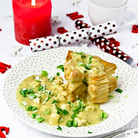 Kerstpasteitjes gevuld met kippenragout met madera