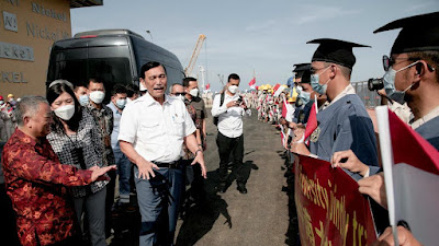 *Menteri Luhut Resmikan Line Produksi Pabrik Bahan Baku Baterai listrik*