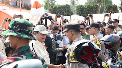 Didatangi Menhan Prabowo, Korban Erupsi Gunung Marapi di Kabupaten Agam Dapat Santunan