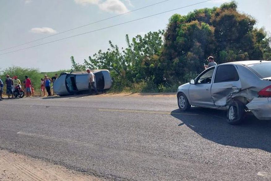 Colisão entre carros causa capotamento e deixa feridos na PB-293, entre Brejo do Cruz e São Bento
