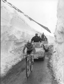 Ciclistas bajo la nieve - Paso Stelvio