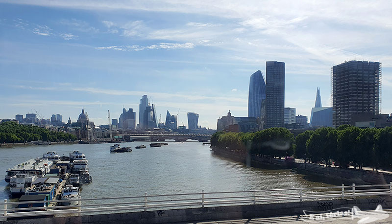 City of London vista de- dentro do ônibus na Waterloo Bridge