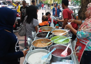 Puan Joko ketika menyampaikan tujuh bentuk bubur. Satu gelas tujuh bentuk bubur masing-masing mengandungi satu sudu bubur nasi