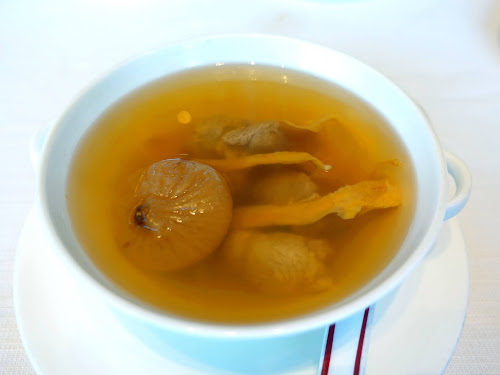 Tin Lung Heen (天龍軒) - Michelin starred Cantonese fine-dining restaurant Ritz Carlton Hotel with amazing harbour view - Double-boiled pork shin soup with fig and Asian moon scallop (豬腱無花果燉日月魚)