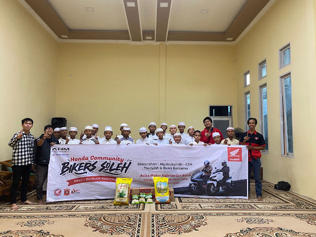 Tim Astra Motor Kalbar dan Komunitas motor Honda Sedang Menyerahkan Donasi Sembako Kepada Pondok Pesantren Mu'tasim Billah Pontianak