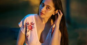 sanjeeda shaikh cleavage pink dress