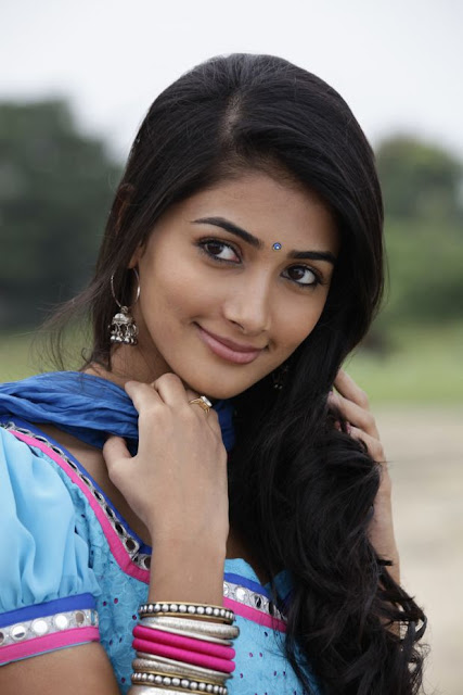 http://actresshdgalleryz.blogspot.in/2014/10/oka-laila-kosam-heroine-pooja-hegde-new.html