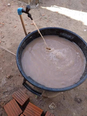 "Prefeito Rodrigues conseguiu fazer o milagre de transformar água em vinho nos bairros Lagoinha e Casulo": diz morador revoltado com a sebosidade da água do poço de responsabilidade da prefeitura.