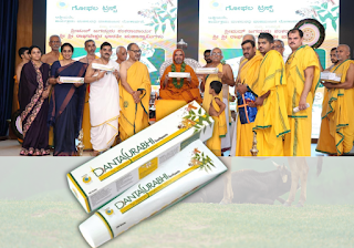 Sri Raghaveshwara Bharati swamiji launching ‘Danta Surabhi’, a chemical-free Ayurvedic toothpaste by Gophala Trust in Gokarna.