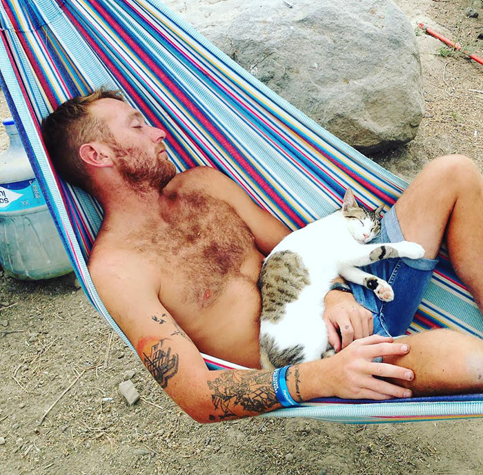 30 Adorable Pictures Of Men With Their Cats