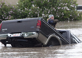 Foto Yeats dan Momo saat truk mereka terjebak banjir di Fifth Avenue, Kanada