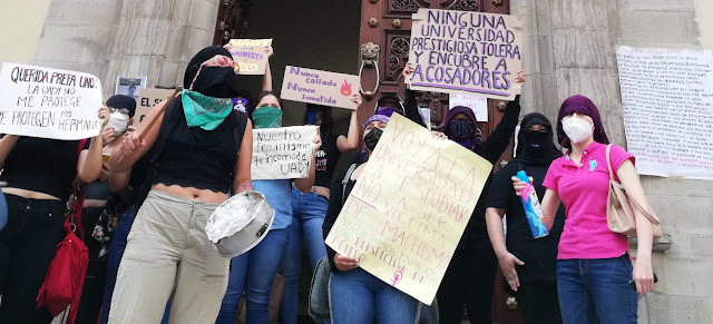 Por hostigador la UADY suspende frente agrupo a encargado del Programa Institucional de Inglés en la Facultad de Química