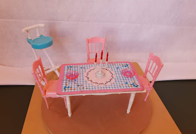 Anos 90, brinquedo de plástico, móveis para bonecas Barbie, mesa branca com tampo duas faces (com desgaste) e 3 cadeiras cor de rosa e um banco de assento azul R$ 30,00