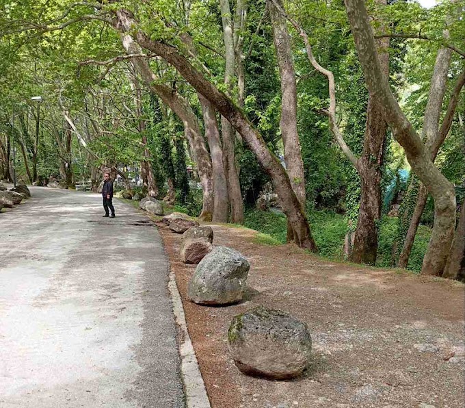 Τοποθέτηση ογκόλιθων ενάντια στις παράνομες σταθμεύσεις στο Άλσος του Αγίου Νικολάου