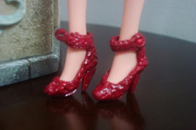 Barbie com sapatinhos vermelhos de verniz de crochê de Pecunia MM