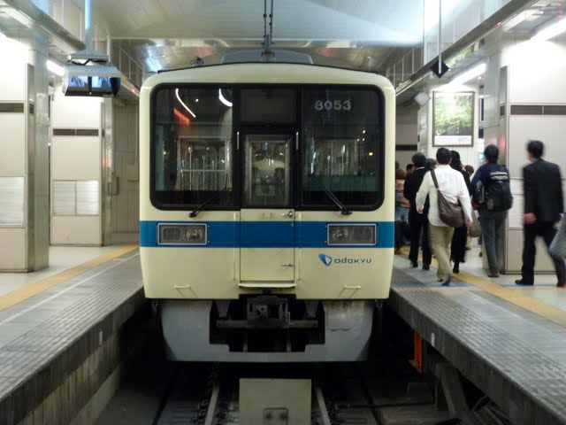 小田急電鉄　新宿駅　3・4番線ホームの渡り廊下回送列車