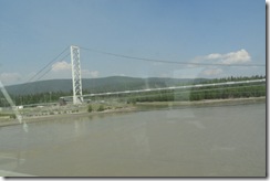 20100529-93 Pipelline over river near Rika