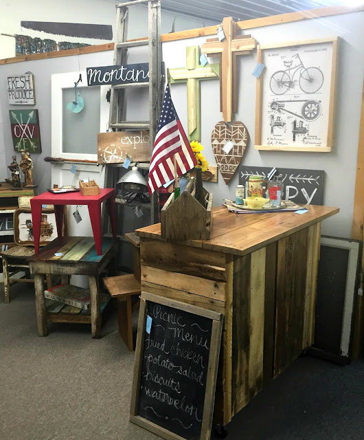 antiques, booth display, salvaged wood, barnwood, pallets, bar, old ladder, toolbox, http://goo.gl/0Bl7XE