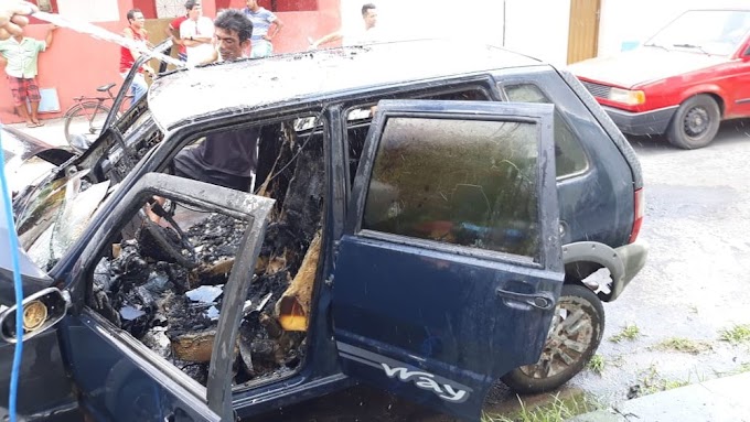 Carro de vereador é incendiado em frente à Câmara de Tururu, no Ceará