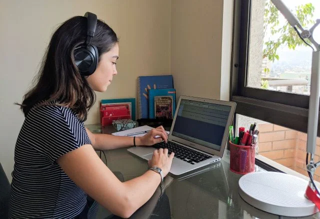 Salmoneros se suman a cruzada por la educación rural a través de la radio