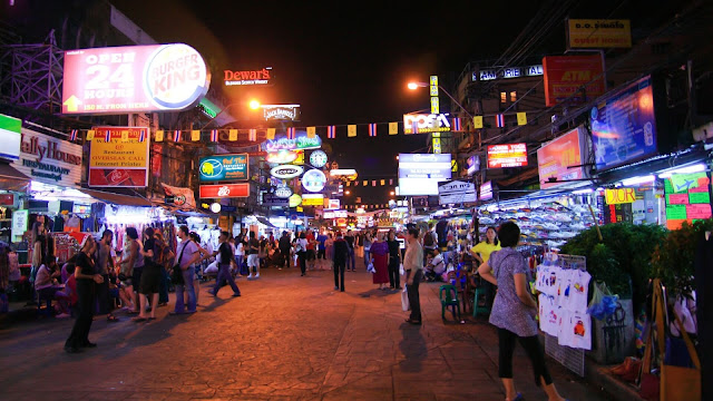 Con đường nhộn nhịp ở thủ đô Bangkok này tràn ngập các nhà nghỉ bình dân, quán cà phê, quán bar, nhà hàng, tiệm massage, đại lý du lịch, hiệu sách, tiệm xăm... đáp ứng nhu cầu du khách. Về đêm, bạn có thể trải nghiệm cuộc sống ở đây trên những chuyến xe tuk tuk, thưởng thức các món ăn đường phố độc đáo từ côn trùng hay tìm cách trả giá khi mua sắm quần áo.