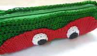 Sweet Nothings Crochet free crochet pattern blog ; photo showing the top zipper on the case