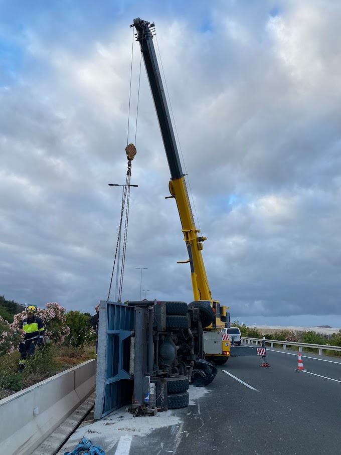 Espectacular vuelco de un camión grúa en la GC-1 moviliza un gran despliegue de emergencia.