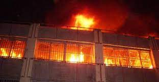 Urgent:   Un immeuble du grand marché de Lomé en feu (ACTUALISE)