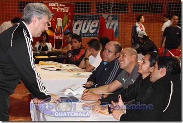 en plena charla con entrenadores