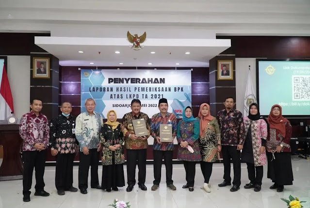 Plt Bupati Nganjuk Marhaen Djumadi foto bersama usai menerima WTP dari BPK Perwakilan Provinsi Jawa Timur di Kabupaten Sidoarjo, Kamis 19 Mei 2022