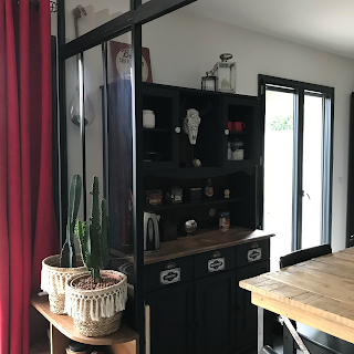 meuble de cuisine décoré avec les plaques émaillées sur les tiroirs