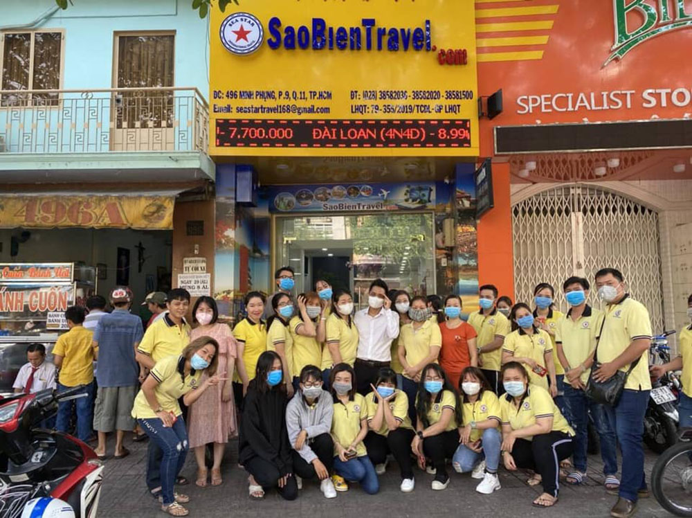 Nhân viên công ty du lịch Sao Biển Travel