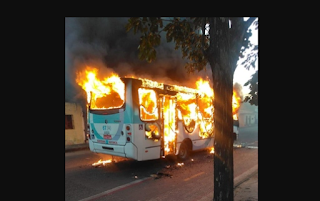 micro-ônibus queimado