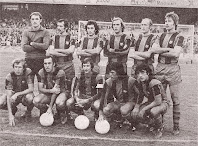 F. C. BARCELONA - Barcelona, España - Temporada 1975-76 - Artola, De la Cruz, Corominas, Neeskens, Marcial y Migueli; Rexach, Asensi, Johann Cruyff, Sotil y Fortes - F. C. BARCELONA 2 (Fortes, Neeskens) RACING DE SANTANDER 1 (Aitor Aguirre) - 26/10/1975 - Liga de 1ª División, jornada 7 - Barcelona, Nou Camp - Fotografía aportada por Sergio Sánchez al Grupo de Facebook P.A.C.O.