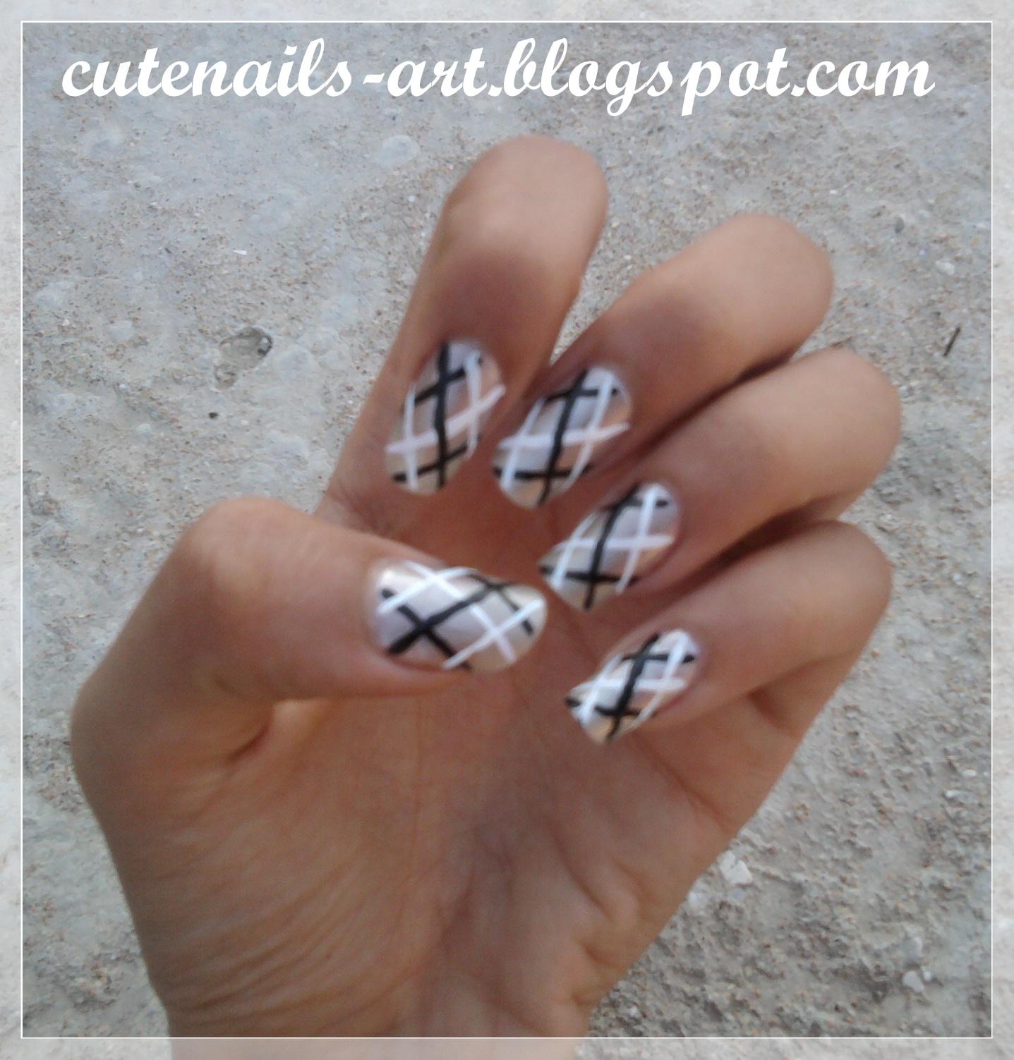 maroc-cutenails-art: plaid nail art/black and white