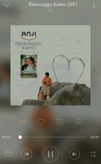 Menunggu kamu adalah judul dari soundtrack film jelita sejuba yang dinyanyikan oleh Anji menceritakan tentang hubungan jarak jauh dua orang kekasih