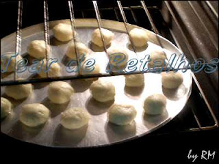 Bolinhas da massa de pão de queijo no forno