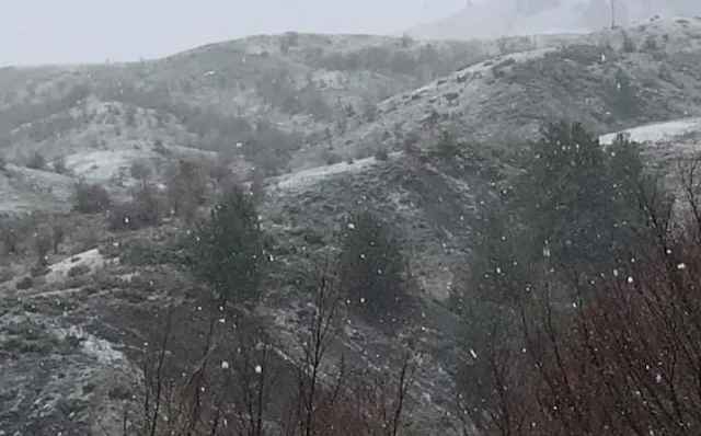 Τα πρώτα χιόνια έπεσαν στο Μέτσοβο (βίντεο) 