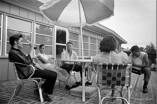 Elvis Presley com amigos em sua casa do Audubon Drive, em Memphis