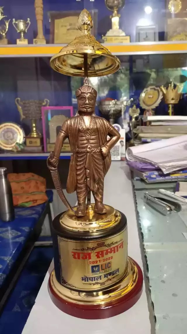 06 Agency proof, certificate and trophy of Mr. Balram, agent of LIC's Sehore branch office