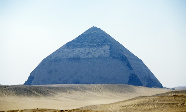 Изогнутая пирамида Снофру, Дахшур, Египет