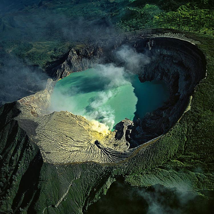 The Breathtaking Views of Ijen Crater Lake - Exotic Indonesia