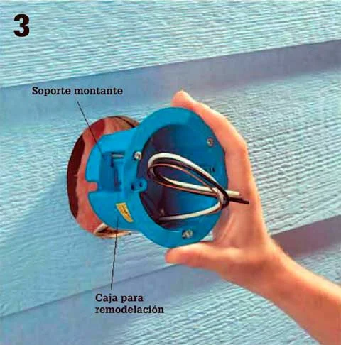 Instalaciones eléctricas residenciales - Introduciendo cables en caja de registro